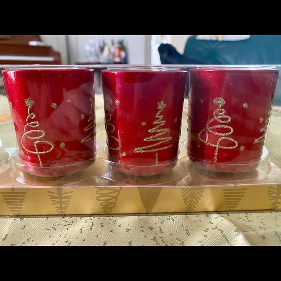 Holiday Coffee Table Cloth & Candles - Picture 7 of 8